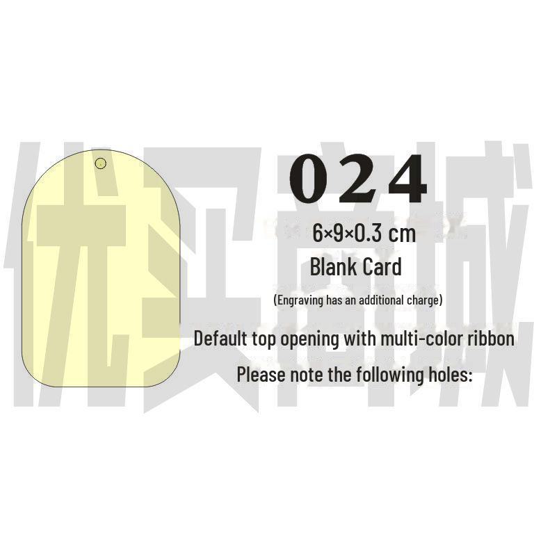 Gravovaná dřevěná karta s přáním s prázdnou visačkou a závěsnou cedulkou