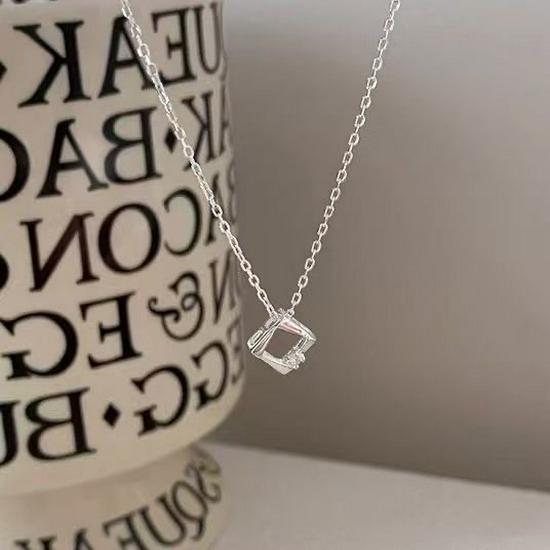 Minimalist White Copper Geometric Necklace: Versatile, Simple Clavicle Chain for Men & Women - Light Luxury, High-End Style