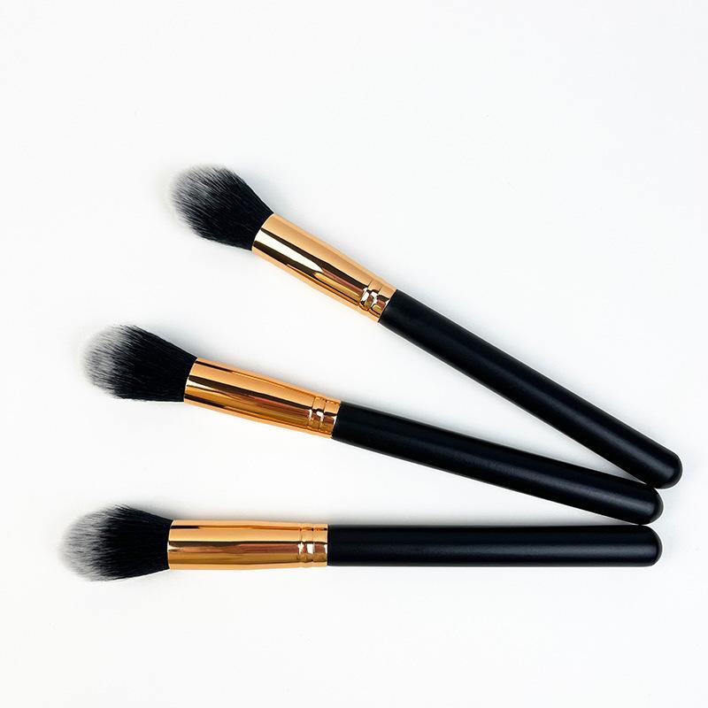 

Одинарная точечная кисть для румян и сверкающая мягкая контурная кисть для пудры.