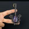 Gitarrenförmiger Amethyst-Edelstein mit Kupferdraht umwickelt, handgefertigter Schmuckanhänger als Geschenk