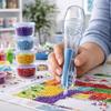 Stylo de Positionnement pour Perles Pixel Art 3D Antidérapant avec Contenants à Perles Distributeur de Perles thermocollantes Sans Blocage Stylo à Perles Automatique Éducatif