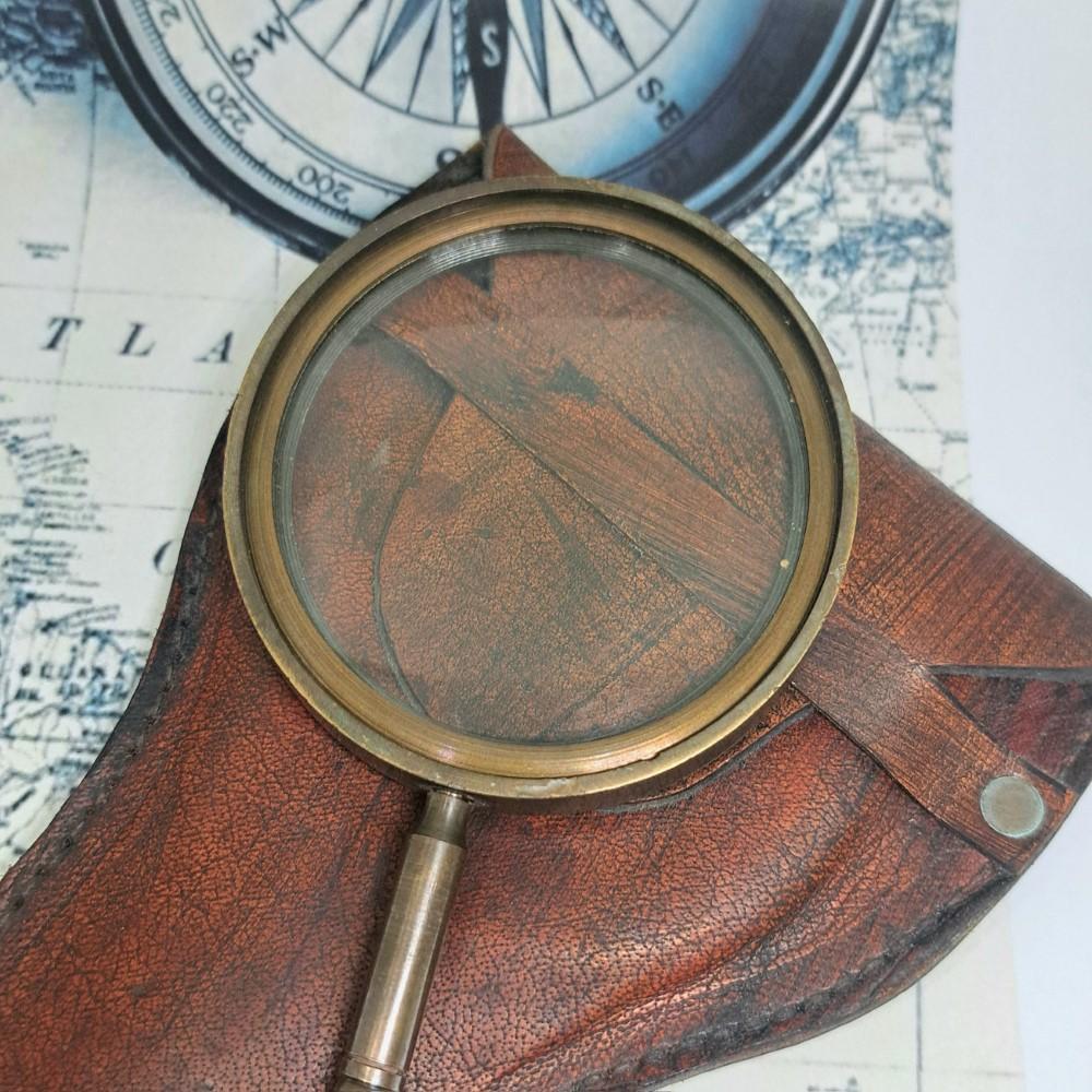 Vintage-Style Brass Magnifying Glass with Leather Case – 7 Cm Handheld Optical Magnifier for Reading and Collectibles