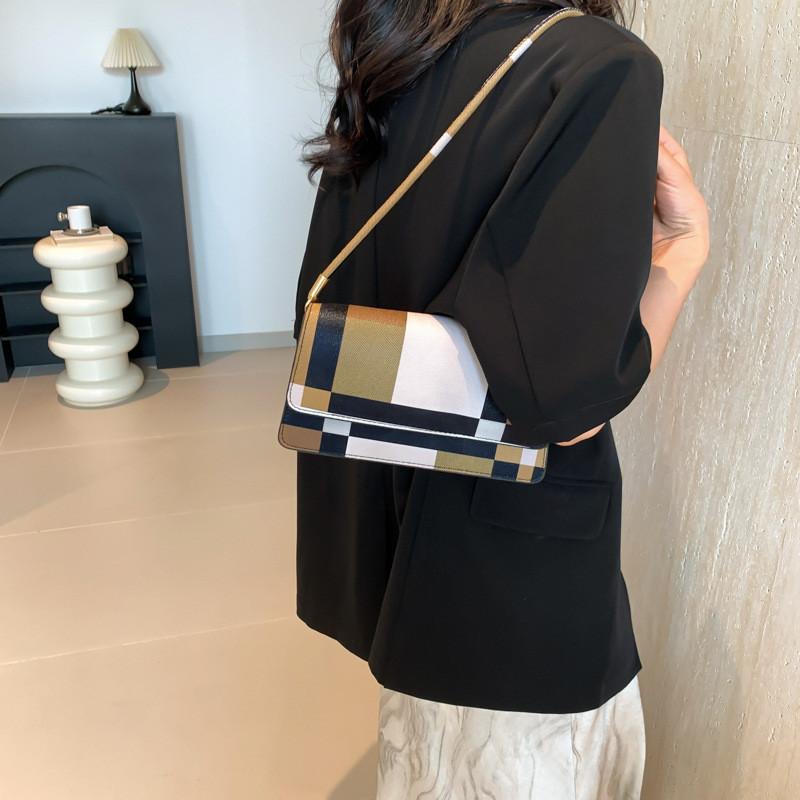 Chic Women's 2024 Summer Trendy Large Capacity Shoulder Bag With Unique Style