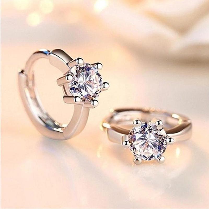 Einfacher kleiner Creolen-Ohrring mit klassischem 6-Krappen-Solitär und glänzendem Zirkon, elegante Accessoires, alltagstaugliche Damen-Ohrringe