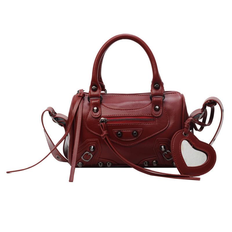 

IELGY Сумка Boston в стиле Spice Girl премиум-класса с заклепками, нишевая сумка через плечо в стиле локомотива