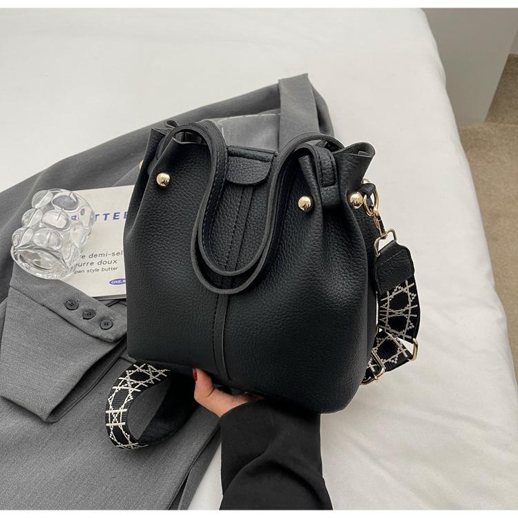 Bag Women's 2025 New Retro Fashion Simple Texture Bucket Bag Versatile Solid Color Shoulder Messenger Commuter Bag