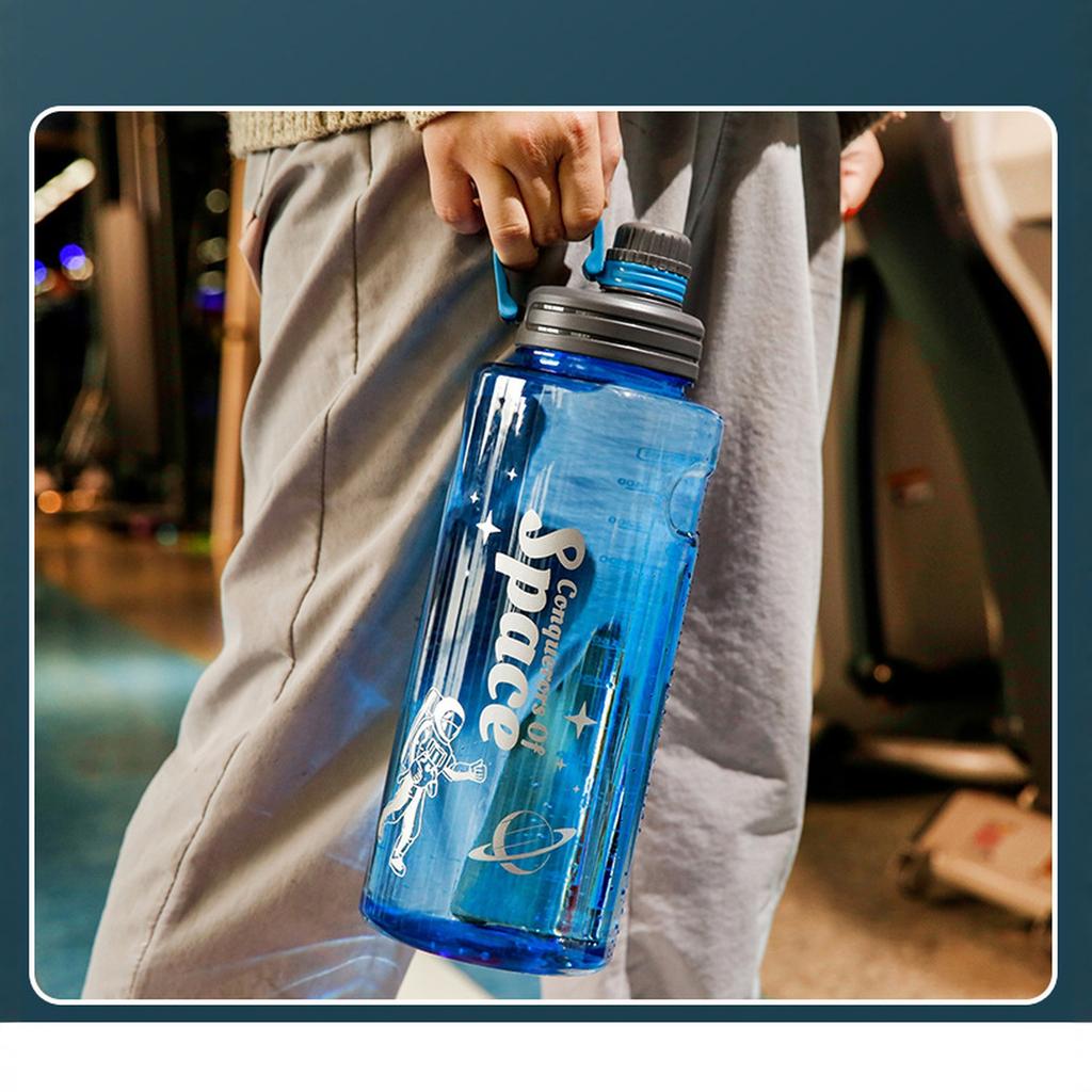 Große Kunststoff-Wasserflasche 1100ml Tragbar für Outdoor-Sport Fitness Trinkflasche Space Cup mit Auslaufsicherem Deckel für Fitnessstudio Wandern