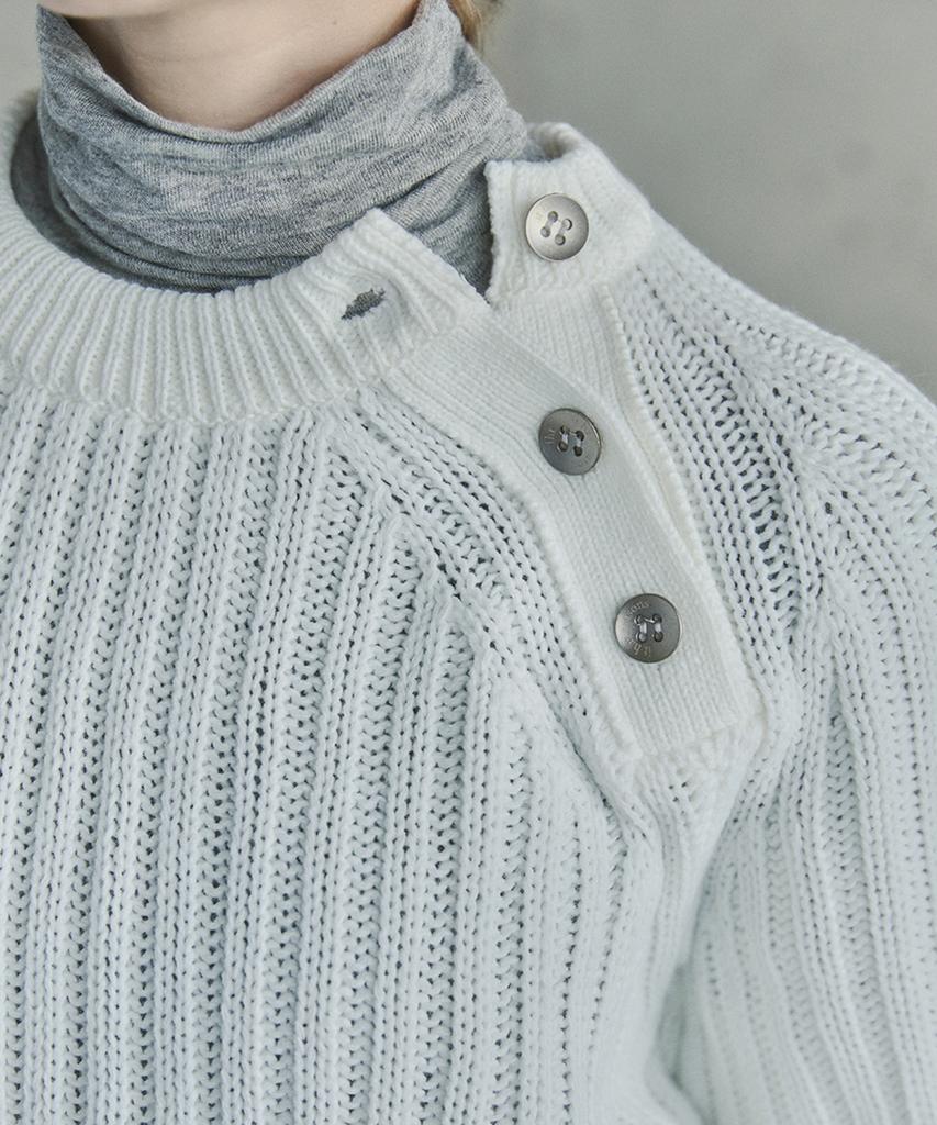 IHR Round Neck Button Knit / White
