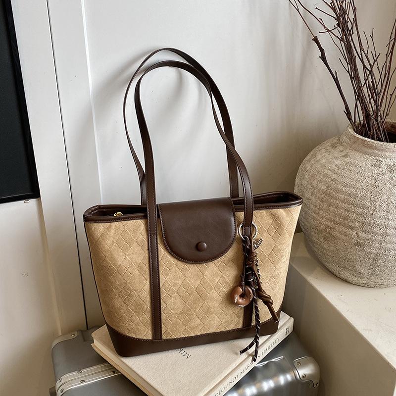 

Korean version retro fleece rhombus handbag bag women s shoulder bag 2025 autumn new commuter large-capacity tote bag no pendant хакі