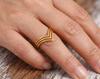14 Karat Gold Chevron Wishbone Ring, Minimalistischer V-förmiger Ehering
