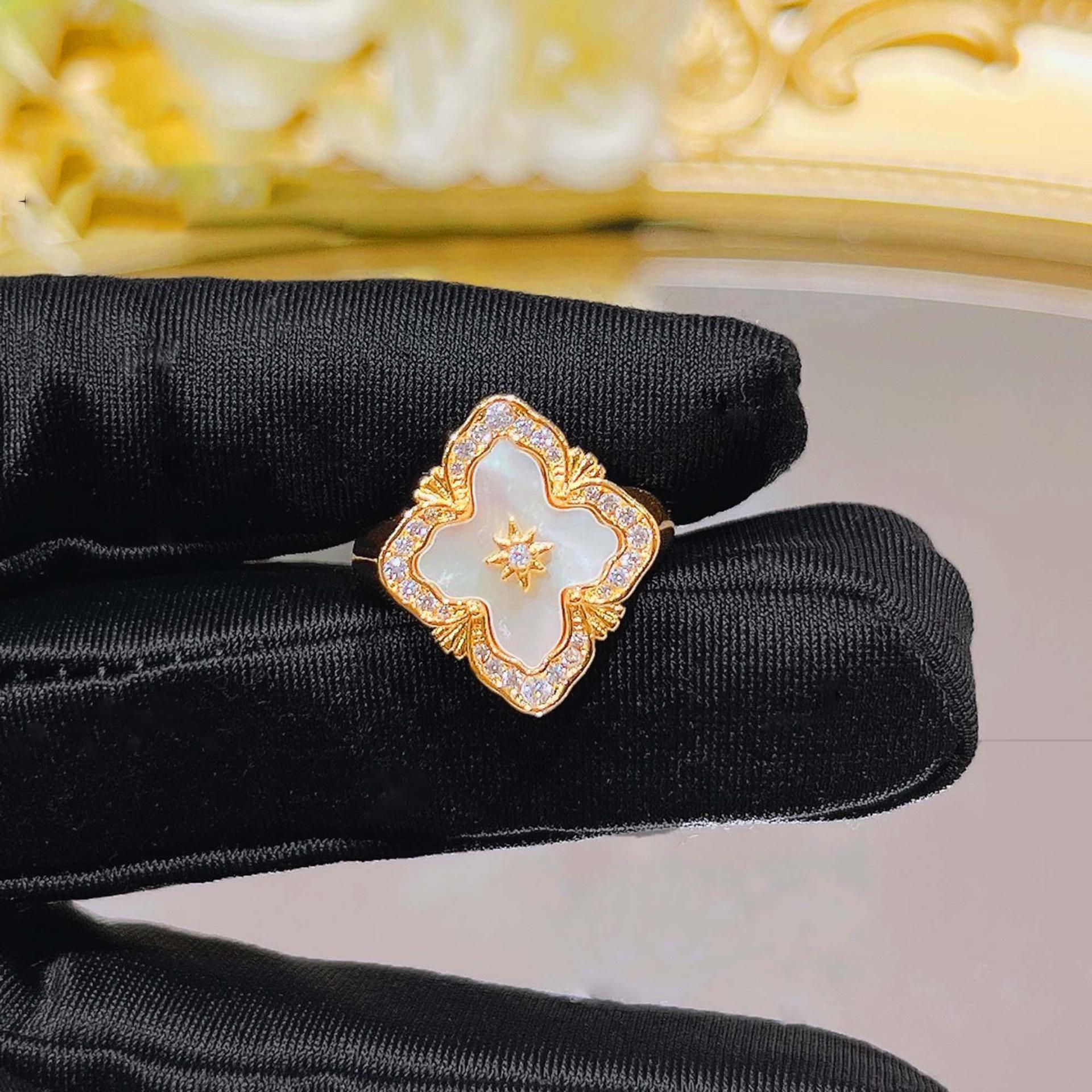 

Italian Retro Court Style Blati White Fritillary Set Four-Leaf Clover Bracelet Agate Necklace Ring Stud Earrings