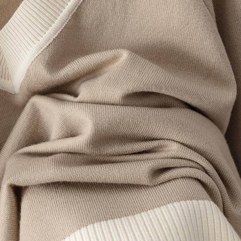 Dámský evropsko-americký dvoudílný oblek se svetrem s výstřihem do V a širokými kalhotami pro podzim/zimu 2025.