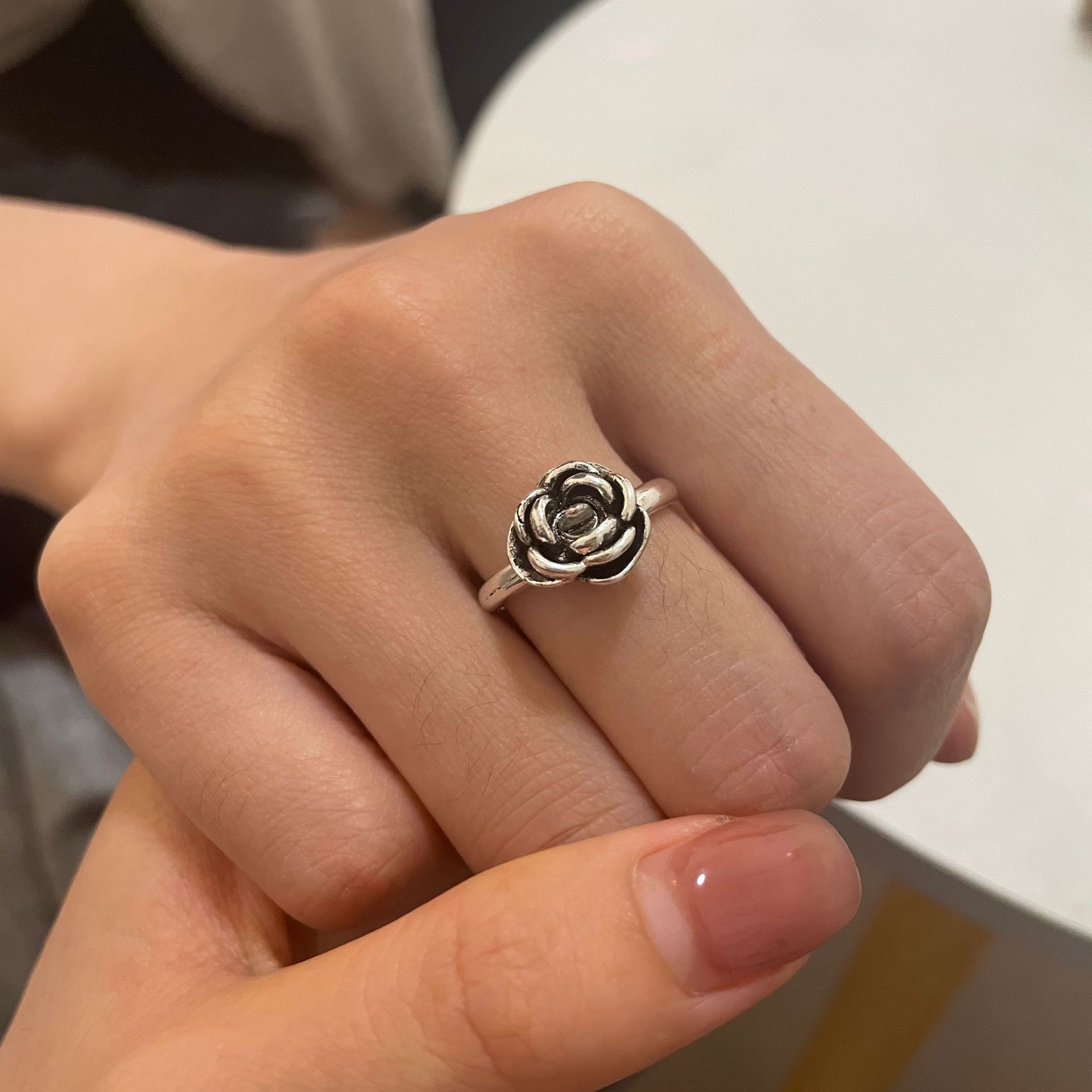 

Кільце для самооборони Троянда Жінка Дівчина Носити Легальна Зброя для Самооборони Панк Особистість Модний Крутий Студентський Обертовий Відкриття Adjustable opening