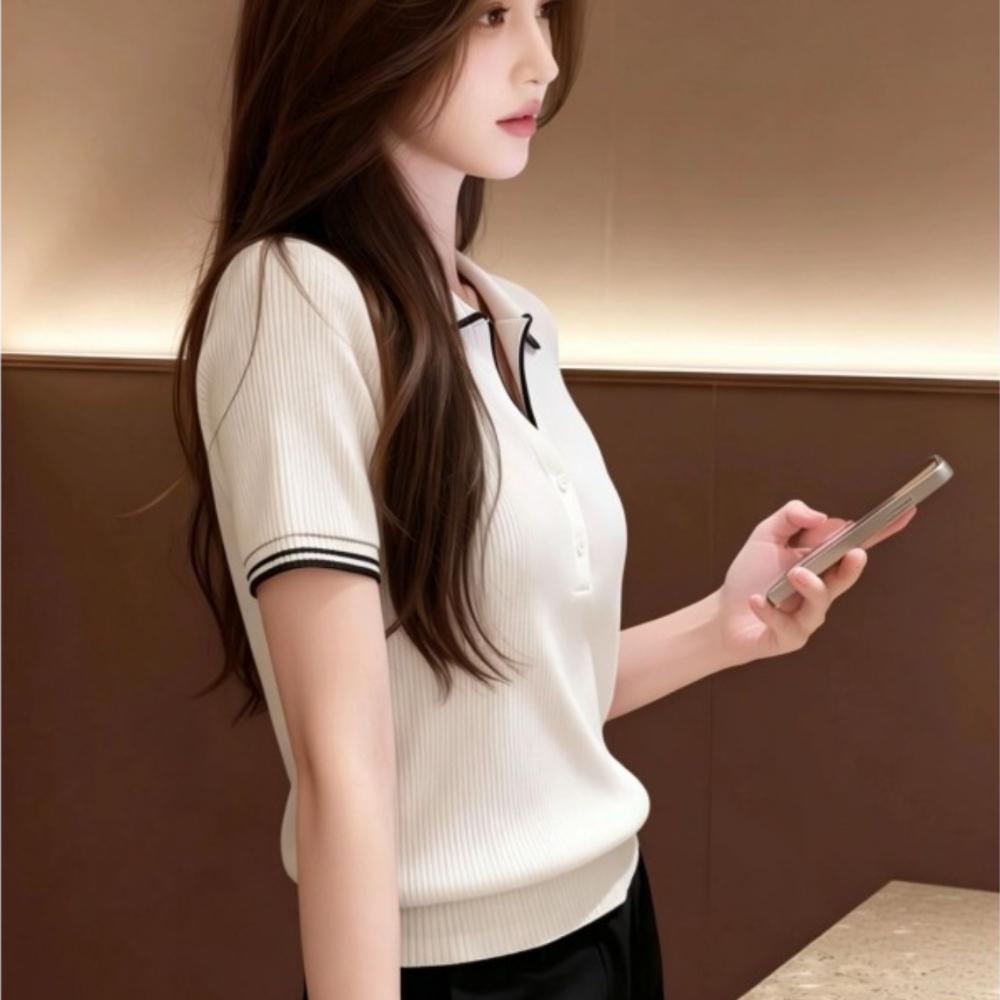 Contrasting-color Polo-neck Knitted Short-sleeved Summer Lightweight Blouse with A V-neck for Casual Office Wear, A Slimming and Versatile Style Top.