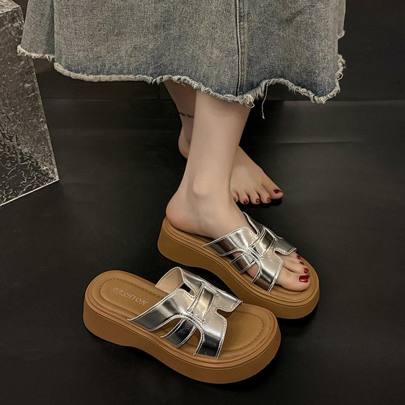 Thick-bottomed woven cool slippers for women to wear in the summer of 2025 New fairy wind comfortable and lightweight one-word beach slippers