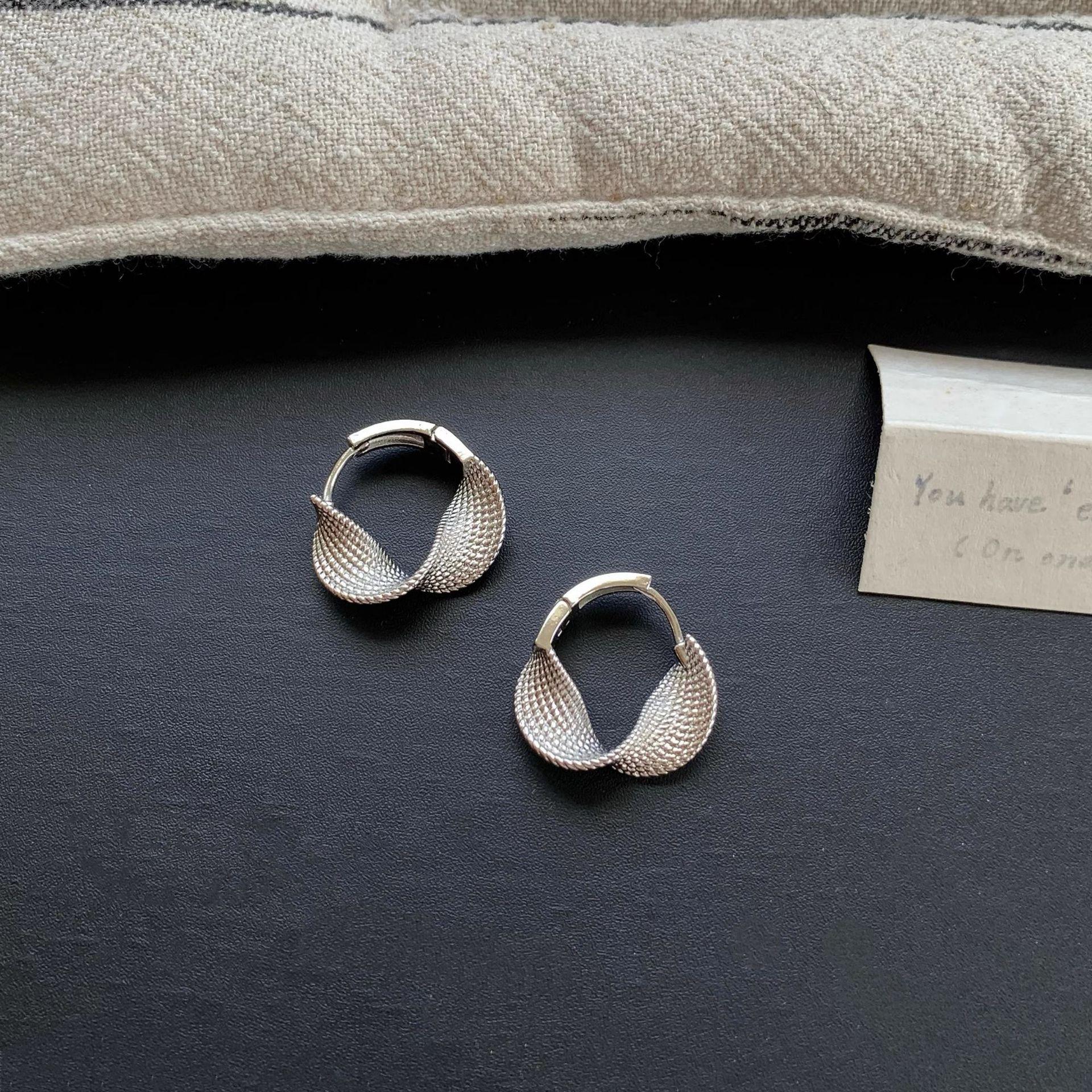

Вінтажні Нішеві Геометричні Сережки-Кільця з Текстурою Плетіння в Стилі INS 100% Підходять Висококласна Особистість Трендові Елегантні Класичні Аксесуари