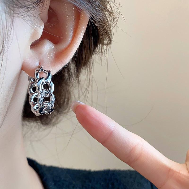 Vergoldete ineinandergreifende runde Ohr-Manschetten - Minimalistische Luxus-Ohrringe