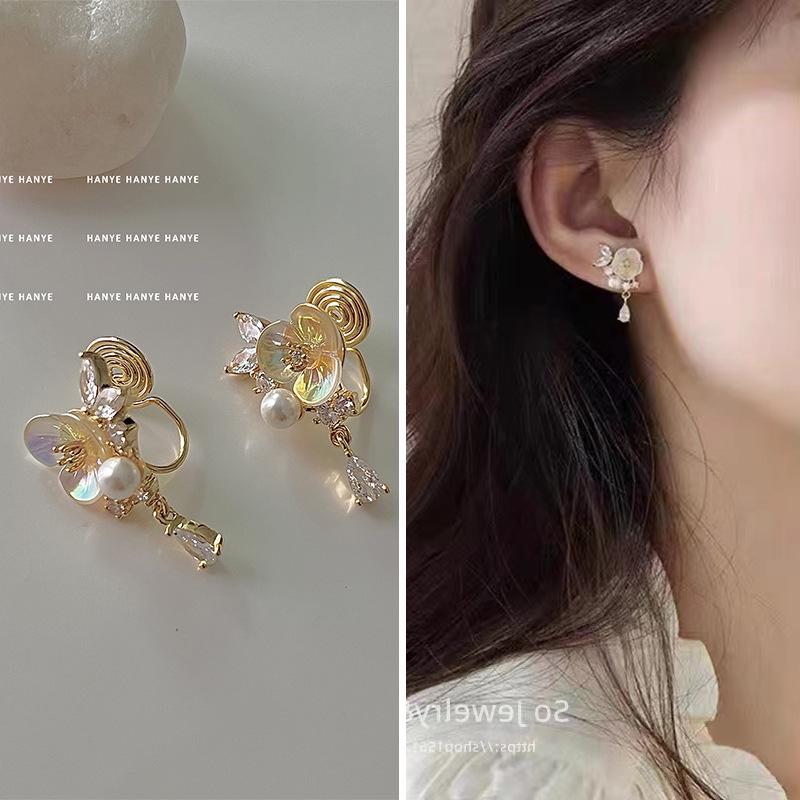French Retro Pearl Clip-On Earrings: Mosquito Coil Design, Hong Kong Niche Style, No Piercing Needed, Women's High-End Fashion Accessories.