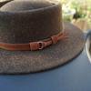 Koreanischer Lässiger Brauner Mokka-Gürtel Breiter Rand Wolliger Jazz-Zylinderhut Für Männer Und Frauen Herbst Und Winter Britisch Retro Filz
