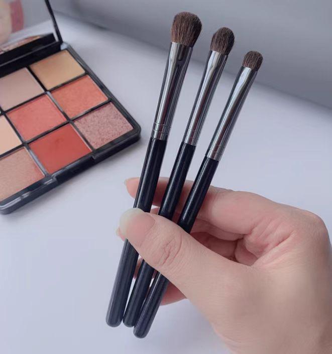 

Набор из 7 кистей для теней из мягкого конского волоса для начинающих