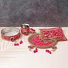 Rosa und Goldfarbenes Florales Dekoratives Handgefertigtes Edelstahl Karwa Chauth Pooja Thali Set mit Chalni, Lota & Chunri