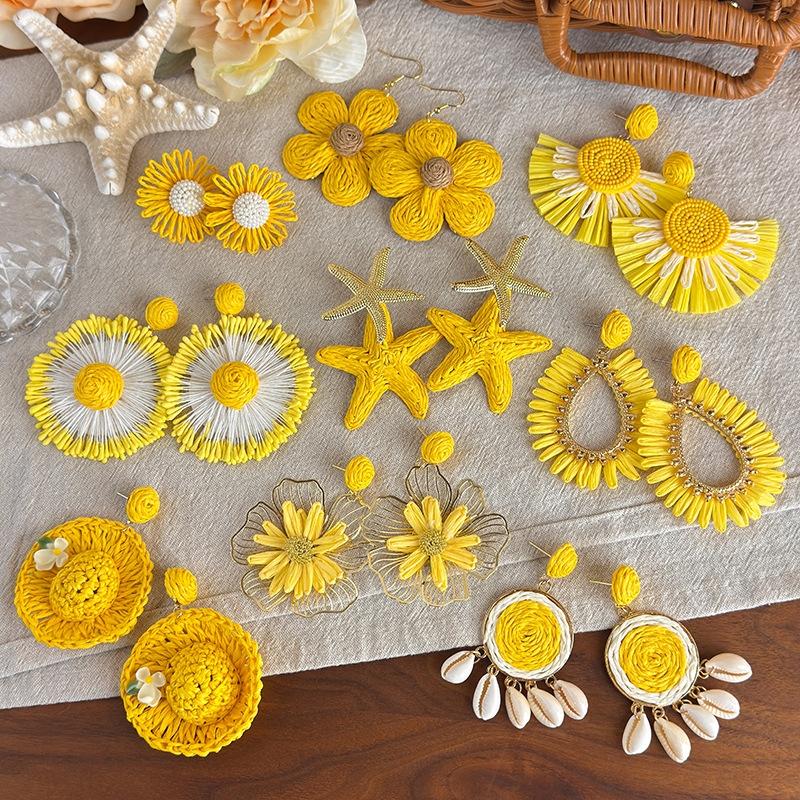 Cute Handmade Woven Sunflower Clip Earrings Raffia Flower Ear Clip for Women Beach Vacation Jewelry Gift Accessories Gifts