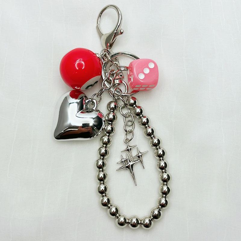 

Зроби сам брелок у вигляді чотирикутної зірки та кулі-вісімки з кубиками та персиковими серцями