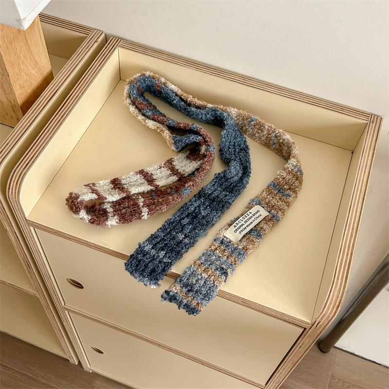 

Новый нишевый дизайн, полосатый, цветной, тонкий и узкий, длинный шерстяной шарф для женщин, модный и универсальный, вязаный шарф из пряжи 200 * 5cm