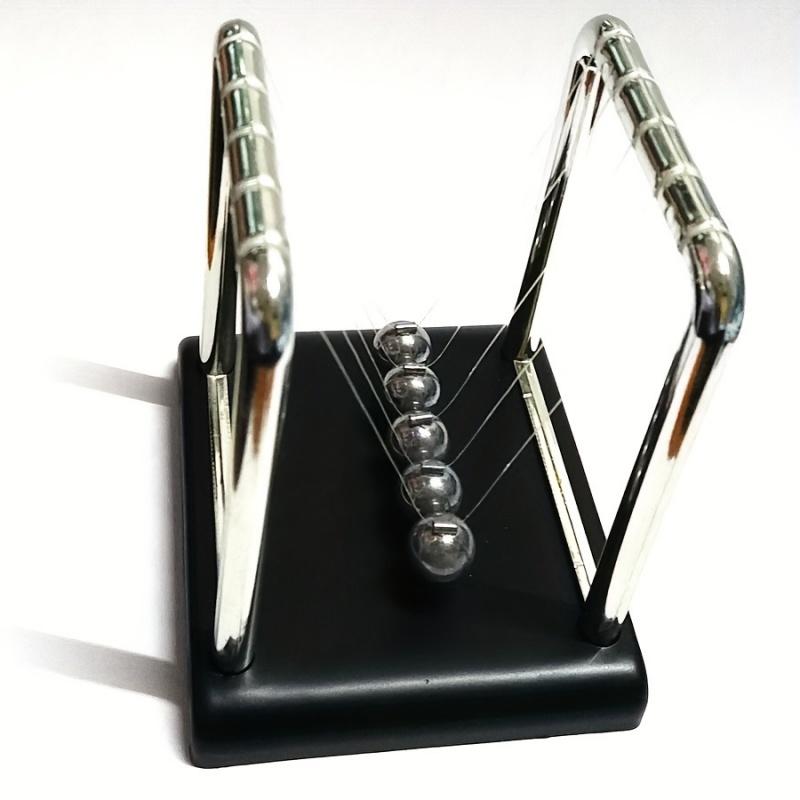 3 rozmiary Metalowe wahadłowe piłki do kołyski z czarną podstawą kwadratowe kreatywne biurko domowe dekoracja stołu prezenty urodzinowe