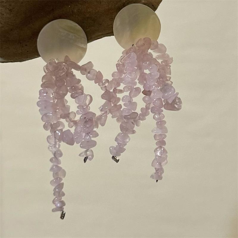 

Серьги-пусеты из натурального камня с бахромой, темпераментные, универсальные, нишевые, модные, с высоким чувством стиля