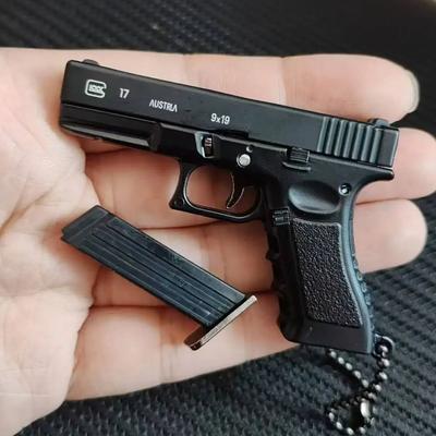 Mini Oyuncak Silah 1:3 G17 Alaşımlı Tabanca Modeli Sökme Mini Silah Oyuncak Anahtarlık Çanta Kolye El Sanatları Çocuklar Yetişkinler İçin