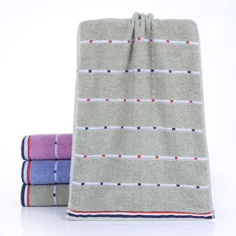 Håndkleet er laget av ren bomull, mykt og absorberende, fortykket og brodert med fargerike skyer og stjerner.