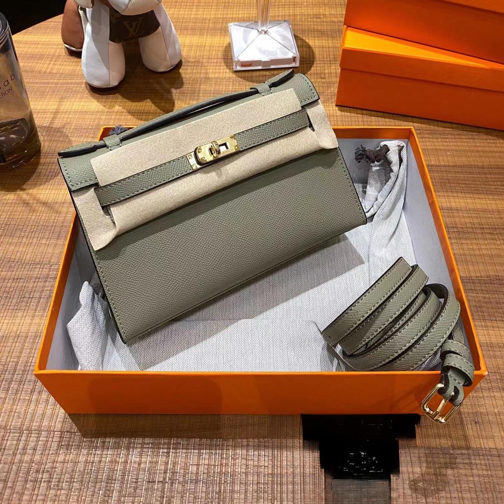 Velkoobchodní nová generace jednoduchá malá čtvercová taška přes jedno rameno šikmo přenosná první vrstva hovězí kůže dámská taška šicí linka