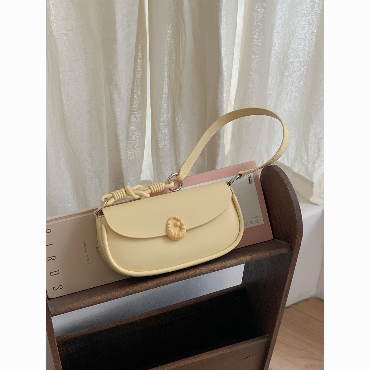 High Value Style Underarm Bag Fashion Design Messenger Bag Niche High-End Foreign Style Portable Shoulder жёлтый