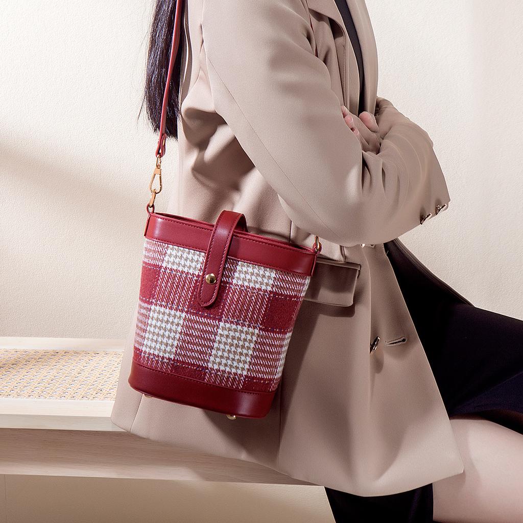 Red bag with a high-end feel, bucket bag for women, niche houndstooth pattern shoulder bag, vintage and stylish wedding bag, bridal gift for women