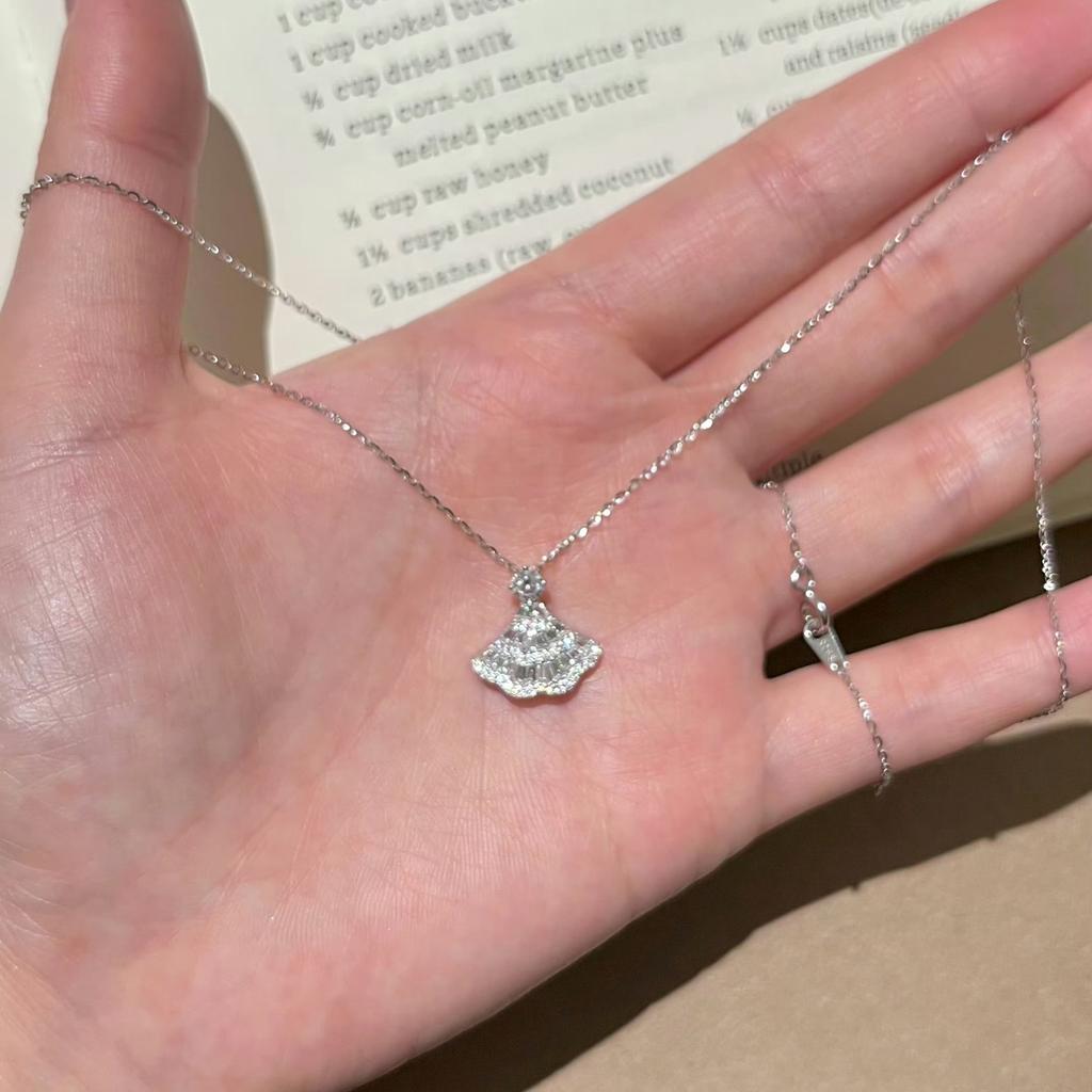 The Princess's Skirt Necklace Exudes A Luxurious and Exquisite Charm, with A Sweet and Versatile Collarbone Chain