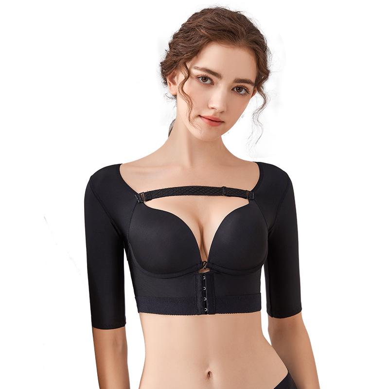 Pooperační tvarovací body na paže a hrudník s podporou liposukce podpaží