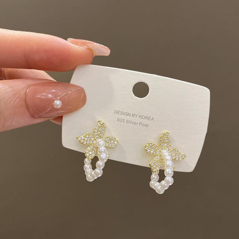 

European and American retro pearl flower earrings women s exquisite versatile slightly inlaid zircon stud earrings cold wind simple personalized