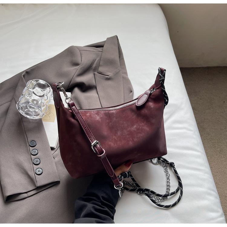 

Minimalist design sense niche commuter bag women s 2025 new fashion retro messenger bag casual underarm shoulder bag бордовий