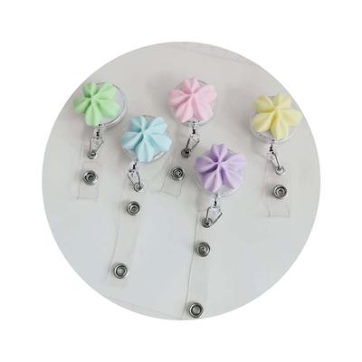 1pc Flower Shape Badge Reel Card Holder Retractable ID Card Badge Clip Office Employee Nurse Supplies Name Tag Badge Reels