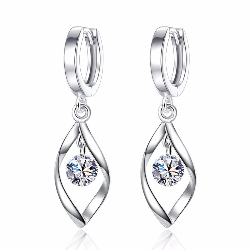 

Длинные серьги с цирконом в простом стиле.