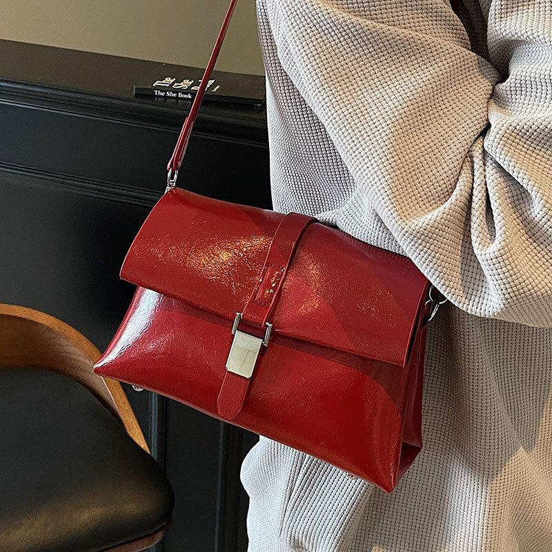 2025 new simple style niche retro oil wax leather underarm bag women's commuting versatile temperament shoulder messenger bag