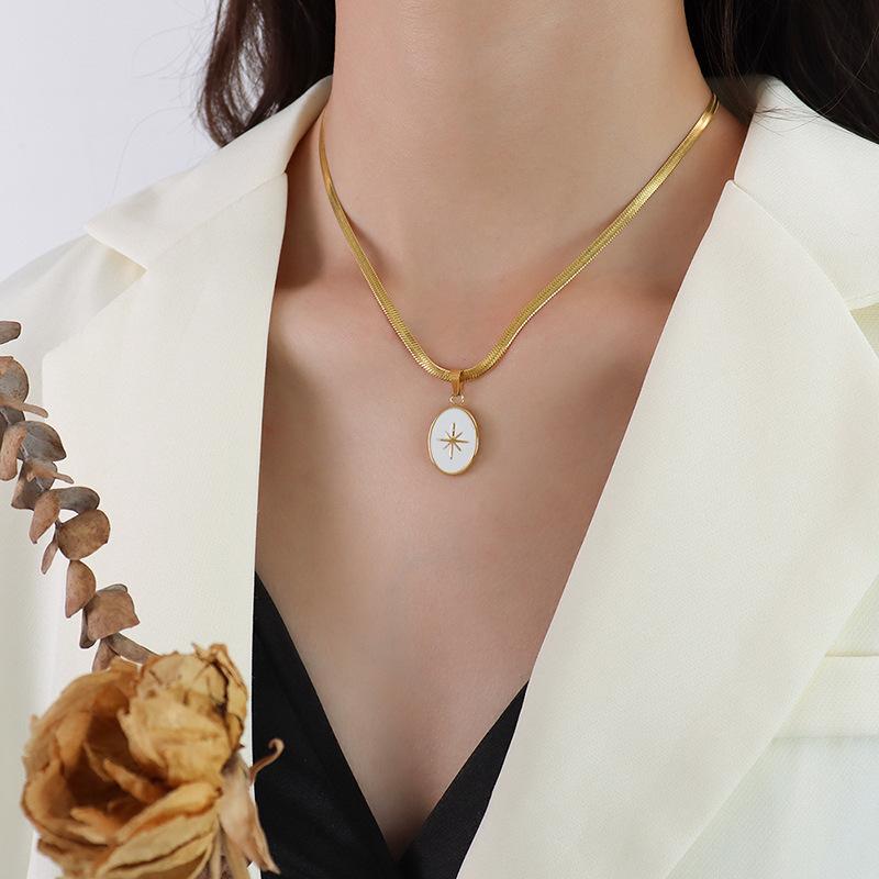 Vânt rece francez personalitate versatil lanț șarpe plat colier octagramă oțel titan placat cu pandantiv din aur de 18K Lanț clavicular