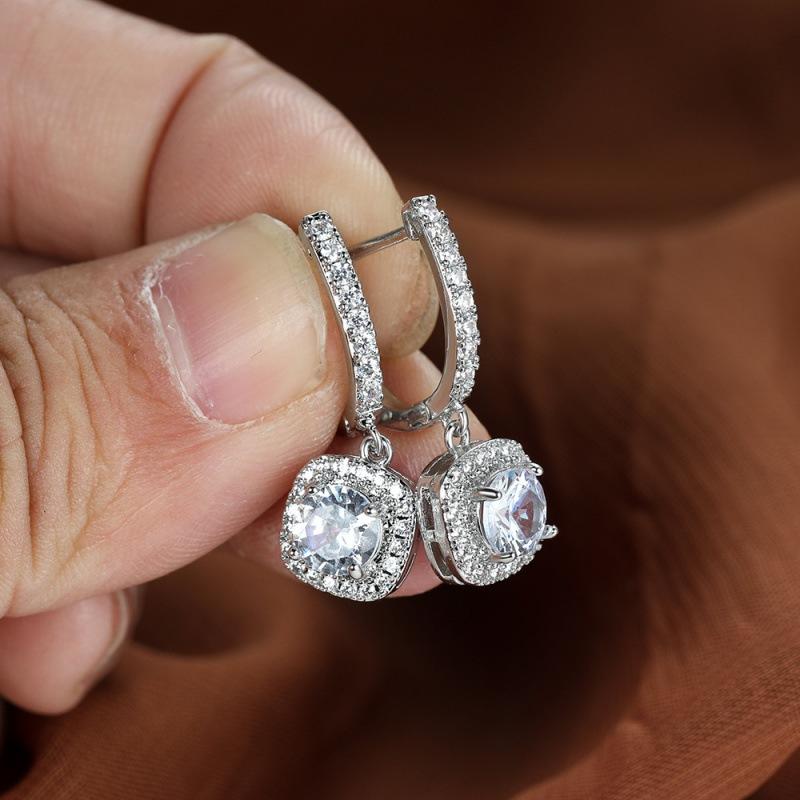 Green Sky is popular in Europe, America and other popular hot-selling micro-inlaid zircon versatile full diamond ear buckle inlaid sapphire blue