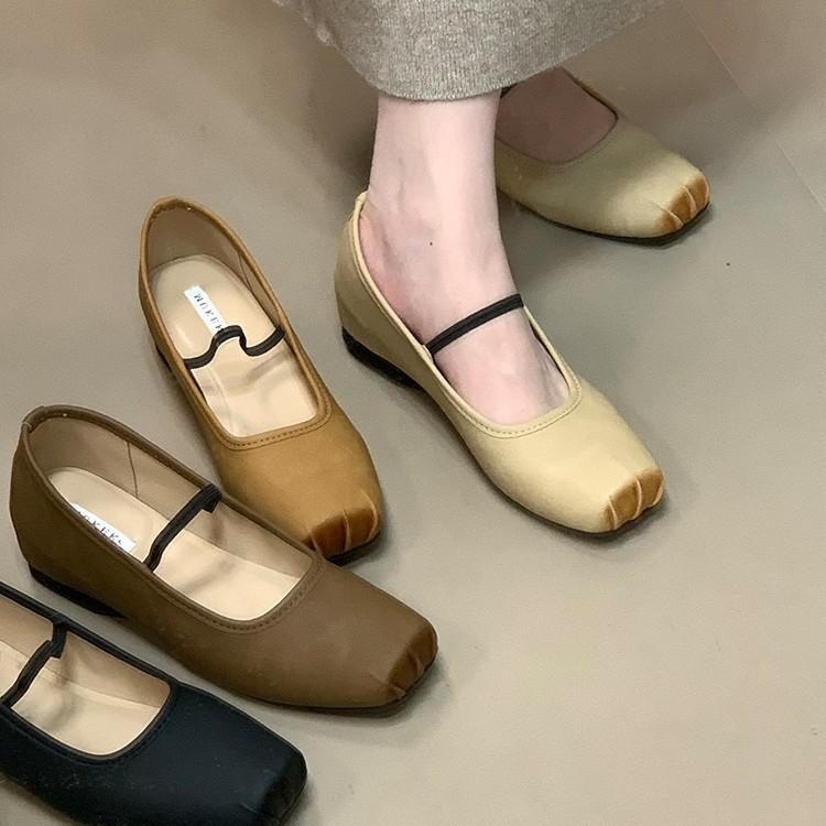 French Retro Mary Jane Women's Shoes Early Autumn 2025 New Pig Nose Square Head Shallow Mouth Single Shoes Inner Height Increase Small Leather Shoes