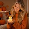 Halloweenová figurka s gestem prstu a srdce pro sezónní domácí dekoraci