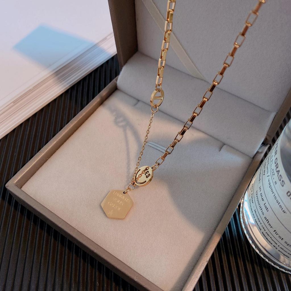 Minimalistický geometrický náhrdelník z titánovej ocele pre ženy - Trendy chladný štýl, viacprvkový prívesok, hip-hopová osobnosť, krátky choker šperk