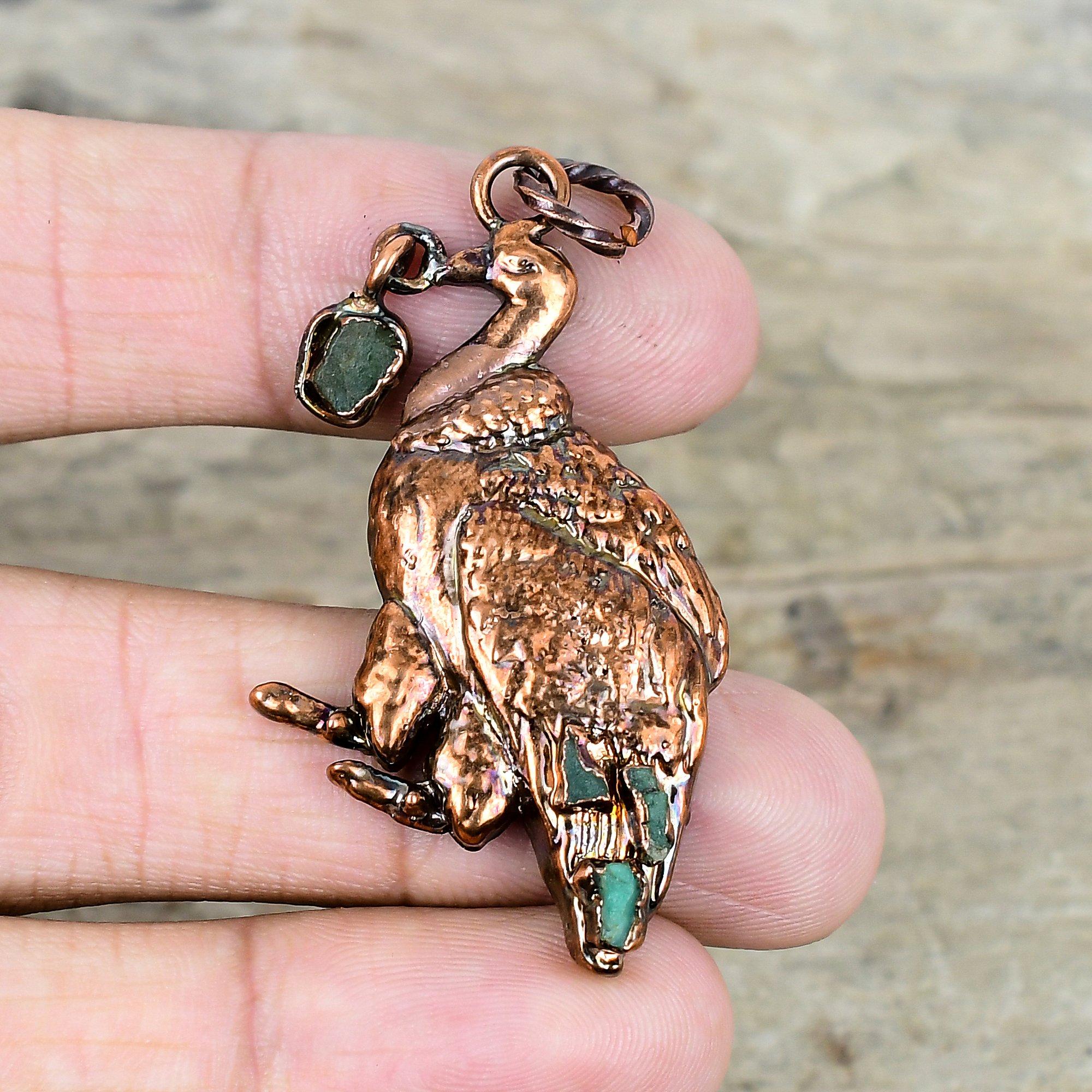 

Кулон из необработанного зеленого турмалина, кулон из электроформированной меди, кулон с дизайном павлина, кулон с драгоценным камнем, приличные ювелирные изделия ручной работы, подарки для женщин