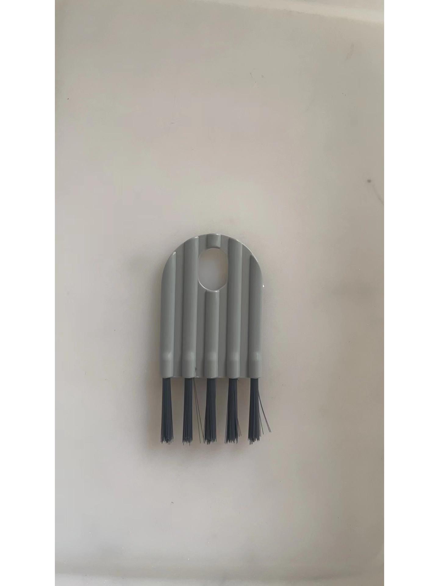 

Многофункциональная щетка для чистки щелей клавиатуры, крышек чашек, крышек бутылок и многого другого серый