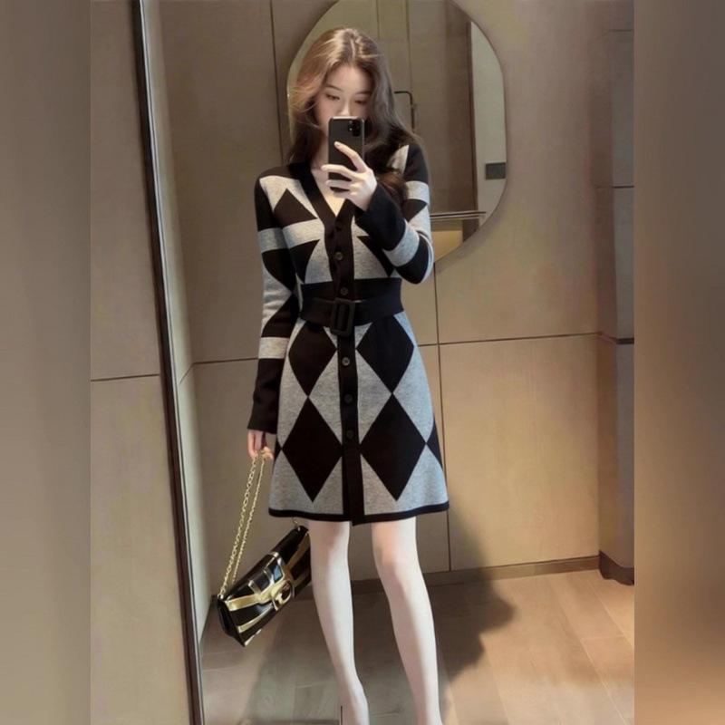 Retro European Light Luxury V-Neck Knit Dress - New Spring Design, Elegant Color Block Style Large